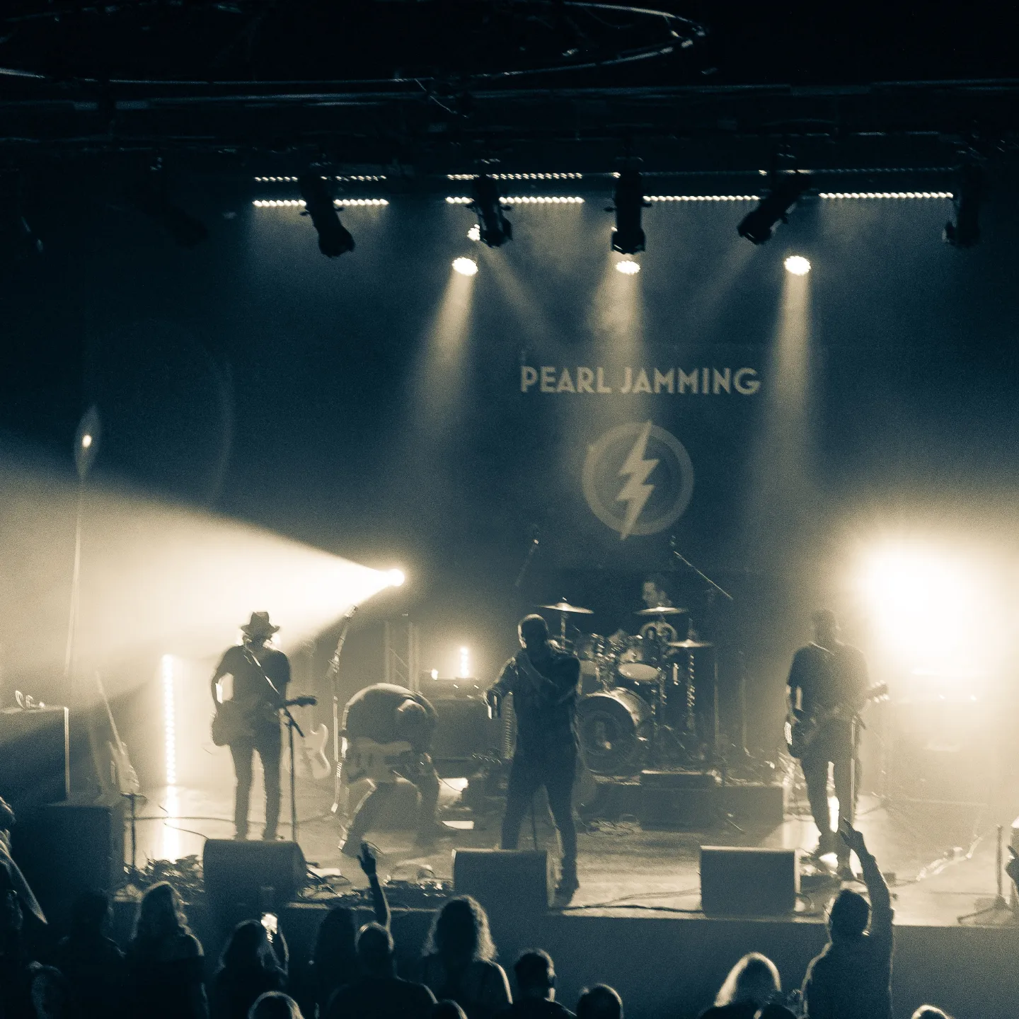 Pearl Jamming full band stage